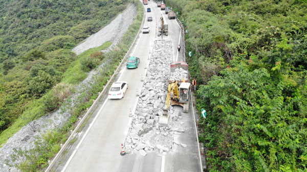 2020年清連高速公路GH高性能混凝土搶修路面破損板換板處治工程